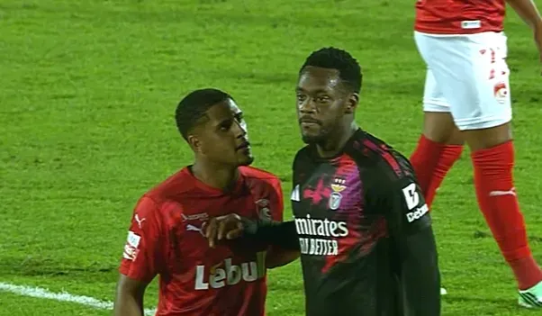As imagens da confusão no final do Santa Clara x Benfica